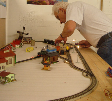 Jonte startade upp trafiken p&aring;, den av han och sitt barnbarn ihopsatta, M&auml;rklindonationen. V&auml;xlar, belysningar och avkopplingar!