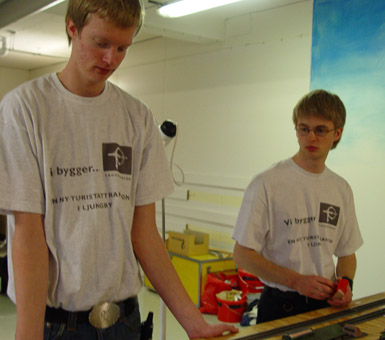 Krille och Peter k&ouml;r t&aring;g p&aring; innerslingan. Notera v&aring;ra nya, snygga t-shirts!