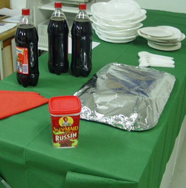 Julmust, tallrikar, skedar, servetter, mackor, russin. Fikat n&auml;rmar sig...