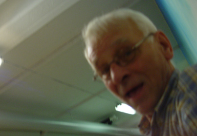 Jonte var ocks&aring; med och pysslade med snickerier. Det &auml;r det han &auml;r b&auml;st p&aring;, tycker vi andra. Egentligen skulle han nog vilja vara lokf&ouml;rare, eller s&auml;ckpiskare; en tj&auml;nst hos Statens J&auml;rnv&auml;gar som togs bort n&auml;r de automatiska s&auml;ckpiskarna inf&ouml;rdes p&aring; &aring;ttiotalet. Renlighet &auml;r ju SJ:s m&aring;tto.