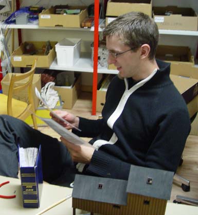 Christoffer, som fr&auml;mst arbetar med husrenovering, studerar gamla bilder fr&aring;n Schultzes tid. Snart skall han p&aring;b&ouml;rja renoveringen av Guffes krossningsverk.
