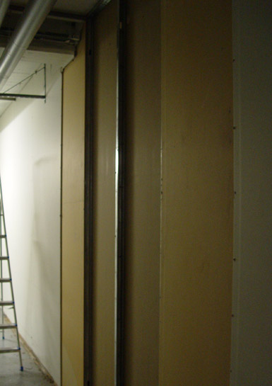 Trots att det byggs p&aring; f&ouml;r fullt p&aring; banan p&aring;g&aring;r f&ouml;rberedelser f&ouml;r vidare expansion i andra delar av byggnaden ocks&aring;. Jonte och Egon inspekterar, river och bygger upp v&auml;ggar. Dock inte samma v&auml;ggar, som tur &auml;r.
