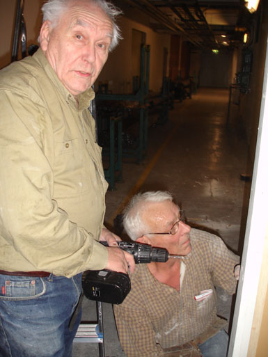 Egon och Jonte h&aring;ller p&aring; att slutf&ouml;ra sitt stora v&auml;ggprojekt. Ni ser s&aring; svetten lackar.