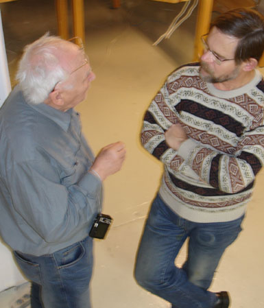 H&aring;kan och Egon diskuterar. En mycket viktig h&auml;ndelse &auml;r att h&aring;kan slutat snusa efter att ha snusat i 39 &aring;r. Detta sparar han s&aring;v&auml;l pengar som byxfickor p&aring;. Se hur platt v&auml;nsterfickan &auml;r!