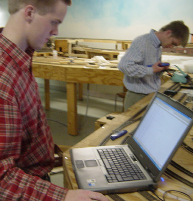 Danne och Peter, men ocks&aring; Johan, Krille och Lelle, installerade elen p&aring; Ceres. Nej, Danne spelar inte Bygg t&aring;g med Mulle Meck, han studerar sp&aring;rplanen med v&auml;xelm&auml;rkning.