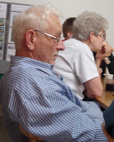 Till Jonte, men, haha, han &auml;r h&auml;rdad och kastar en &auml;nnu h&aring;rdare blick tillbaka. Gammal &auml;r &auml;ldst, eller som man s&auml;ger p&aring; fackspr&aring;k, &aring;ngloken &auml;r inte gjorda av tr&auml;!