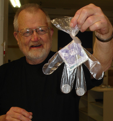 Staffan har gjort en pengagubbe av kv&auml;llens fikaint&auml;kter. Se s&aring; n&ouml;jd han verkar vara!