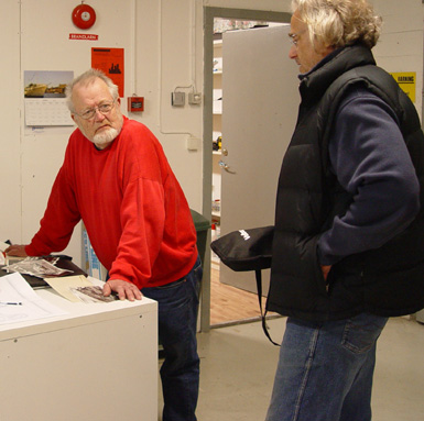 Staffan konverserar med Anders, som var h&auml;r f&ouml;r att b&ouml;rja ta portr&auml;ttbilder som inom sinom tid kommer att finnas till besk&aring;dning f&ouml;r allm&auml;nheten h&auml;r p&aring; webbsidan.