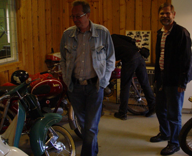 &Auml;ven gamla mopeder intresserade oss. H&aring;kan, naturligtvis, men &auml;ven Johan som har en gammal Husqvarna fr&aring;n 1965.