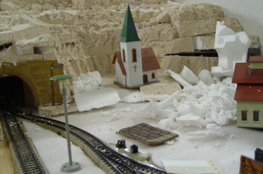 Egon bygger landskap p&aring; en M&auml;rklinj&auml;rnv&auml;g, donerad till f&ouml;reningen. Vill ni se mer av denna bana kan ni ta en sv&auml;ng f&ouml;rbi Ljungby Turistbyr&aring;s skyltf&ouml;nster i jul.