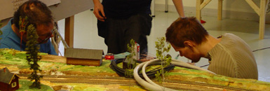 Bengt och Tomas l&ouml;dde multikabel p&aring; multidon. Exakt 160 tr&aring;dar. Exakt 4 kablar och exakt 4 don. Hur mycket l&ouml;dtenn som anv&auml;ndes har vi dock ej n&aring;gon exakt siffra p&aring;.