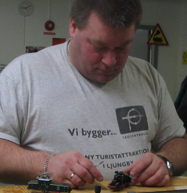 Tobbe reng&ouml;r och sm&ouml;rjer de M&auml;rklinlok som har varit p&aring; julskyltningsk&ouml;rning. N&aring;got som verkligen beh&ouml;vde g&ouml;ras.