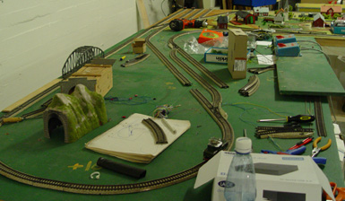 F&ouml;reningens senaste banprojekt har tagit fart. Egon och Jonte k&auml;mpar p&aring;. M&auml;rklin och Fleischmann bli m&auml;rkena som kommer l&ouml;pa parallelt h&auml;r.