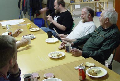 Lelle bj&ouml;d p&aring; &auml;ppelpaj, men han fyller inte &aring;r idag, men gott &auml;r det &auml;nd&aring;. Han p&aring;st&aring;r att han bakat den sj&auml;lv, men jag tyckte det stod "Clemens" p&aring; den. Det var kanske d&auml;rf&ouml;r det blev s&aring;dant r&ouml;j senare p&aring; kv&auml;llen...Lelle p&aring;pekade att han visst fyllde &aring;r idag - s&aring; grattis...men pajen var v&auml;l &auml;nd&aring; fr&aring;n Clemens eller?