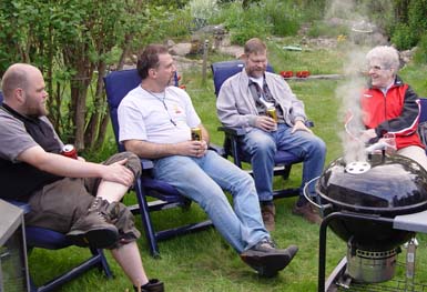"Nu &auml;r det sommar, nu &auml;r det sol, nu &auml;r det modellt&aring;g i hagen - och gubbaskr&auml;llen sitter p&aring; sin stol och drar t&aring;gsk&auml;mt hela dagen..." En fin b&ouml;rjan p&aring; sommaravslutningen: Grillfest hos Anders och Johan. Notera LGB-banan med damm i bakgrunden. D&auml;r syns ocks&aring; en p&aring;le med en vitsvart liten knapp. Klicka en g&aring;ng s&aring; k&ouml;r t&aring;get ett varv. Klicka tv&aring; g&aring;nger s&aring; k&ouml;r t&aring;get likf&ouml;rbannat bara ett varv.