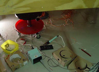 Under Spiralen/Stenfors sitter Danne ofta och monterar motorer, avkopplingsskenor eller drar kabel. Han borde i alla fall g&ouml;ra det.