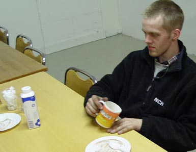 Men idag sitter han vid fikabordet mest hela tiden. Kaffet &auml;r uppdrucket, han vill ha mera och funderar p&aring; om han ska ha mj&ouml;lk eller socker i drinken. T&aring;rtan &auml;r slut den med f&ouml;rresten. Den som bj&ouml;d p&aring; t&aring;rta - s&auml;g till s&aring; ska ni f&aring; ett tack upplagt h&auml;r. Hur som helst. Nu vill Danne ha mer kaffe men...