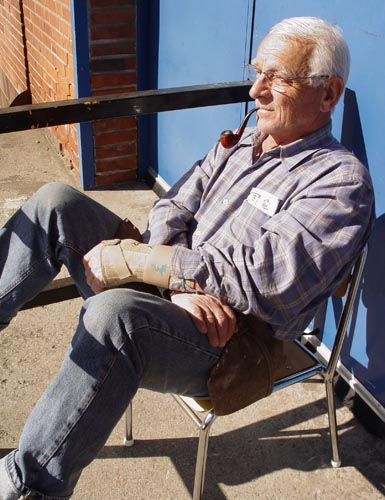 Det f&ouml;rsta som m&ouml;tte oss var Jonte i solen med pipa. Han nj&ouml;t, och jag m&aring;ste s&auml;ga: han ser ut att m&aring; ganska bra. Kanske den b&auml;sta bilden p&aring; Jonte, n&aring;gonsin?