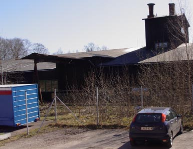 Jonte blickade ut mot Electrolux gamla lager, p&aring; traversen under vilket godsvagnar lastades medan &aring;ngloken dundrade f&ouml;rbi mot Sk&aring;ne.