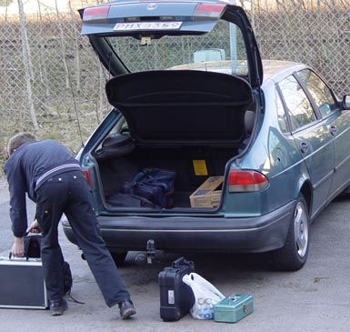 Sedan kom Peter som b&ouml;rjade sin helg med att packa ur bilen. St&auml;llverk och kartonger. Verktygsl&aring;da och kudde. Mycket prylar blir det.