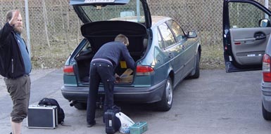 Tr&ouml;tt men n&ouml;jd packar Peter in sig i bilen igen. Med verktygsl&aring;dan, med kudden men utan st&auml;llverket. Ist&auml;llet har han f&aring;tt med sig fyra lok som ska digitaliseras. Lelle vinkar adj&ouml; och Johan, som nu tagit &ouml;ver elansvaret, har en svart Opelcheva vars d&ouml;rr st&aring;r p&aring; gl&auml;nt. Tack f&ouml;r den h&auml;r tiden Peter. Du &auml;r alltid v&auml;lkommen tillbaka. (Om du k&ouml;per fikabr&ouml;d)