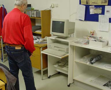 Staffan funderar p&aring; var vi ska g&ouml;ra av den gamla skiten. (Datorn.)