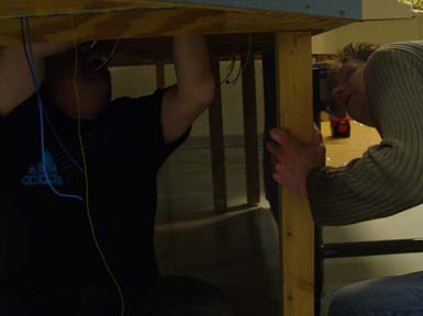 Oskar och Thomas l&auml;gger nya v&auml;xlar och motorer och indikeringar och flyttar avkopplingsskenor.
