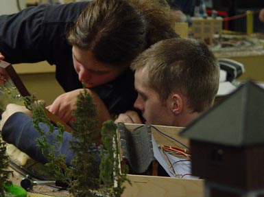 Johan och Danne f&ouml;rs&ouml;ker l&ouml;sa tekniska problem i Bellevues st&auml;llverk. Troligen har 4 lysdioder br&auml;nts i samband med p&aring;slagen sp&auml;nning och Dannes l&ouml;dningsjobb. Indikeringen p&aring; v&auml;xeln fungerar n&auml;mligen. Ingen lysdiod lyser trots att man med separat sp&auml;nning g&aring;r f&ouml;rbi motst&aring;nd och bana. Lelle sk&ouml;ter st&ouml;rre arbeten i st&auml;llverken, s&aring; nu vet han vad han ska g&ouml;ra.