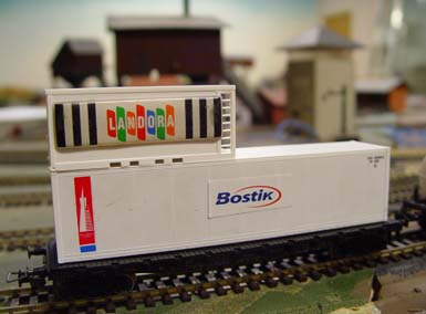 Lim och f&auml;rg fr&aring;n Landora & Bostik.