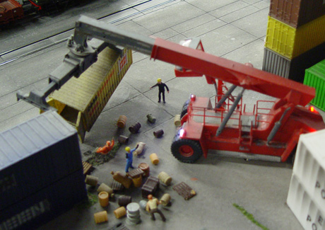 En bekant truck, men inga dekaler! Kan det bero p&aring; att en s&aring;dan h&auml;r olycka inte kan intr&auml;ffa med en Kalmar-truck?!