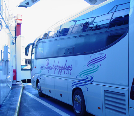 Bussen st&aring;r l&auml;ngst fram. Denna g&aring;ngen startade motorn direkt. N&auml;r vi skulle av f&auml;rjan i fredags var det annorlunda. Tompa gl&ouml;mde bl&aring;sa i alkol&aring;set, medan k&ouml;n bakom oss, ja inte v&auml;xte f&ouml;r vi var ju p&aring; en f&auml;rja. Men irritationen v&auml;xte. D&aring; beslutades det att vi skulle utse en person att bl&aring;sa alkol&aring;set alltid, s&aring; slipper vi ju bry oss om chauff&ouml;rens tillst&aring;nd. Smart va?