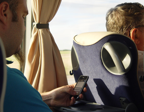 Lelle b&ouml;rjar pilla p&aring; telefonen s&aring; fort han kom till Danmark. Framf&ouml;r sitter Rune som underh&ouml;ll bussen med lite Tage Danielsson-ber&auml;ttelser.