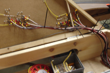 Mycket kabel blir det. 4 st. till varje v&auml;xel. 1 st. till varje avkopplingsskena.