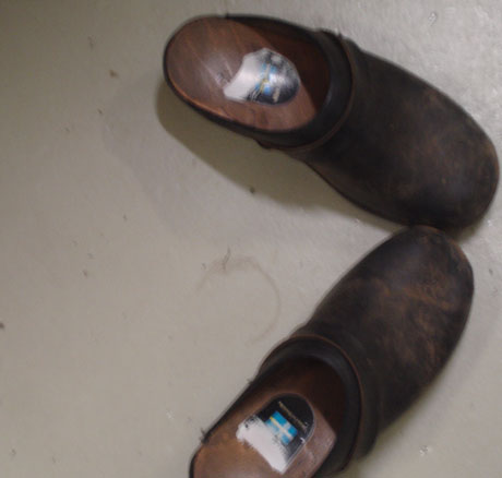 Jonte och Bengt anar inte att toffelhj&auml;lten Danne inte har tofflorna p&aring; sig n&auml;r han kl&auml;ttrar runt p&aring; Aston. Bra! D&aring; slipper ADJ R&auml;lsdivision l&auml;gga om hela bang&aring;rden. D&auml;remot m&aring;ste ADJ St&auml;d- mat, och kloravdelning rycka ut och sanera r&auml;lsen fr&aring;n fotsvett, samtidigt som ADJ Tr&auml;dg&aring;rdsm&auml;stardivision f&aring;r plantera om rabatterna.