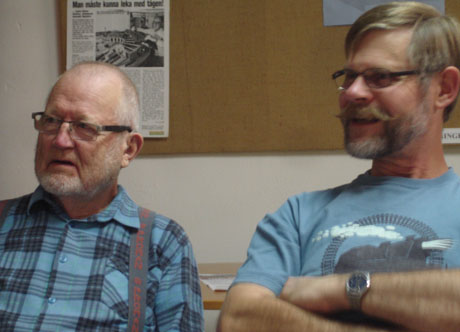 Staffan och H&aring;kan tar en paus i kv&auml;llens arbete. I bakgrunden har visst Schultze tittat in i lokalen f&ouml;r regelbunden kontroll och &ouml;versyn!
