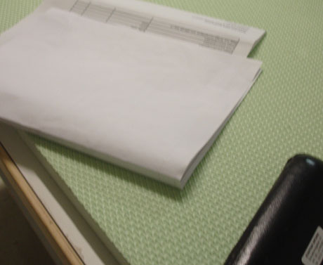 Staffan gl&ouml;mde b&aring;de papper och glas&ouml;gonfodral nere i lokalen. Dessa k&ouml;rde Johan hem &aring;t honom.