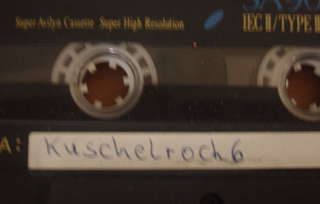 Ett band med rockl&aring;tar. Men vad betyder Kuschel?