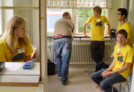 Efter st&auml;ngning var alla samlade i entr&eacute;n. Mia, Lelles bak, Fredric, Johnny och Simon. Men, fattas inte tre personer? Jo, Hampus, Bodo och Johan som ocks&aring; hj&auml;lpte till denna dag. 