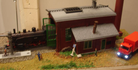 Bodo tog med ett hemmabyggt diorama. Det ryker i skorstenens utsl&auml;pp ovanf&ouml;r, men &auml;ven i grunden p&aring; vilken skorstenen &auml;r murad. N&aring;got att justera i framtiden?