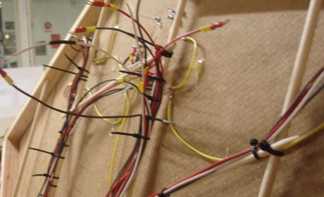 Som synes har han missat n&aring;gon enstaka kabel. Nej faktum &auml;r att just dessa skall testas innan de kopplas in. De ska styra en kr&aring;nglig 3-v&auml;gsv&auml;xel.
