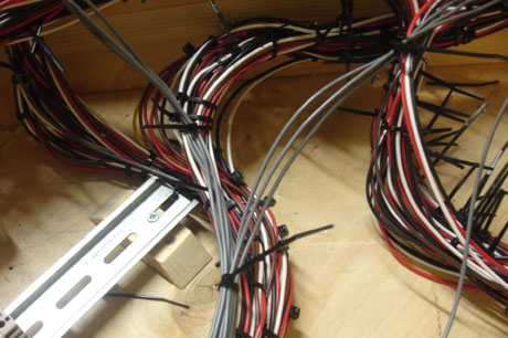 Det blir v&auml;ldigt mycket kabel, samtliga v&auml;lgrupperade, i Astons st&auml;llverk. Men &auml;n &auml;r det inte slut p&aring; kabel.