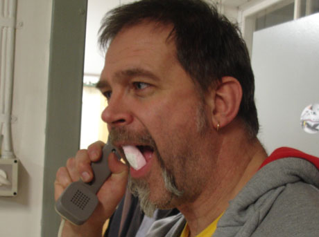 Bengt likas&aring;. Han h&ouml;gg snabbt in p&aring; juleskummet. Telefonen &auml;r dock avst&auml;ngd. Ingen ska st&ouml;ra v&aring;r julavslutning!