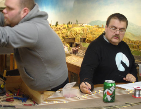 Lelle, p&aring; ett foto utan lustig min, och en koncentrerad Oskar jobbar med Aston. Bengt ser glatt p&aring; och t&auml;nker att "Sk&ouml;nt att slippa det arbetet...".