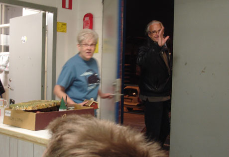 Nu g&aring;r Anders som vinkar glatt. Danne tittar dit&aring;t, och Gun &auml;r f&ouml;rv&aring;nad, &ouml;ver n&aring;got.