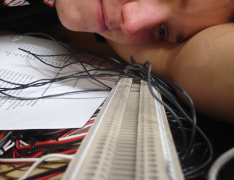 Johan f&ouml;rs&ouml;kte ta en bild av sig sj&auml;lv och jobbet han gjorde; koppla in all multikabel i Aston, 250 tr&aring;dar.