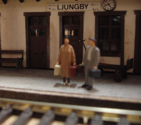 Ljungby har &aring;terf&aring;tt t&aring;g till stationen. Nej! Det &auml;r bara en modell av Ljungby gamla station, inf&ouml;r Bolmenbanan.