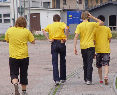 The Untouchables. Vandrar l&aring;ngsamt l&auml;ngs &ouml;kenj&auml;rnv&auml;gens sp&aring;r f&ouml;r att plocka in skyltarna. &Aring;rets f&ouml;rsta sommarvisning var avklarad med mycket gott resultat.