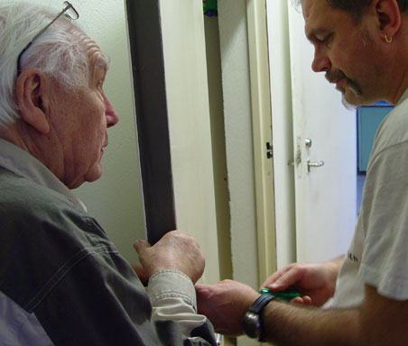 Egon och Bengt byter ett l&aring;s p&aring; en d&ouml;rr. Arbetet kommer vara klart ikv&auml;ll, om allt g&aring;r i l&aring;s, vill s&auml;ga