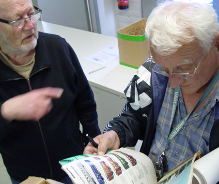 Staffan och Jonte g&aring;r igenom donationen som bland annat innefattade gamla kataloger.