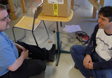 Oskar och Blagoj leker p&aring; golvet. En sk&ouml;n paus i byggandet.